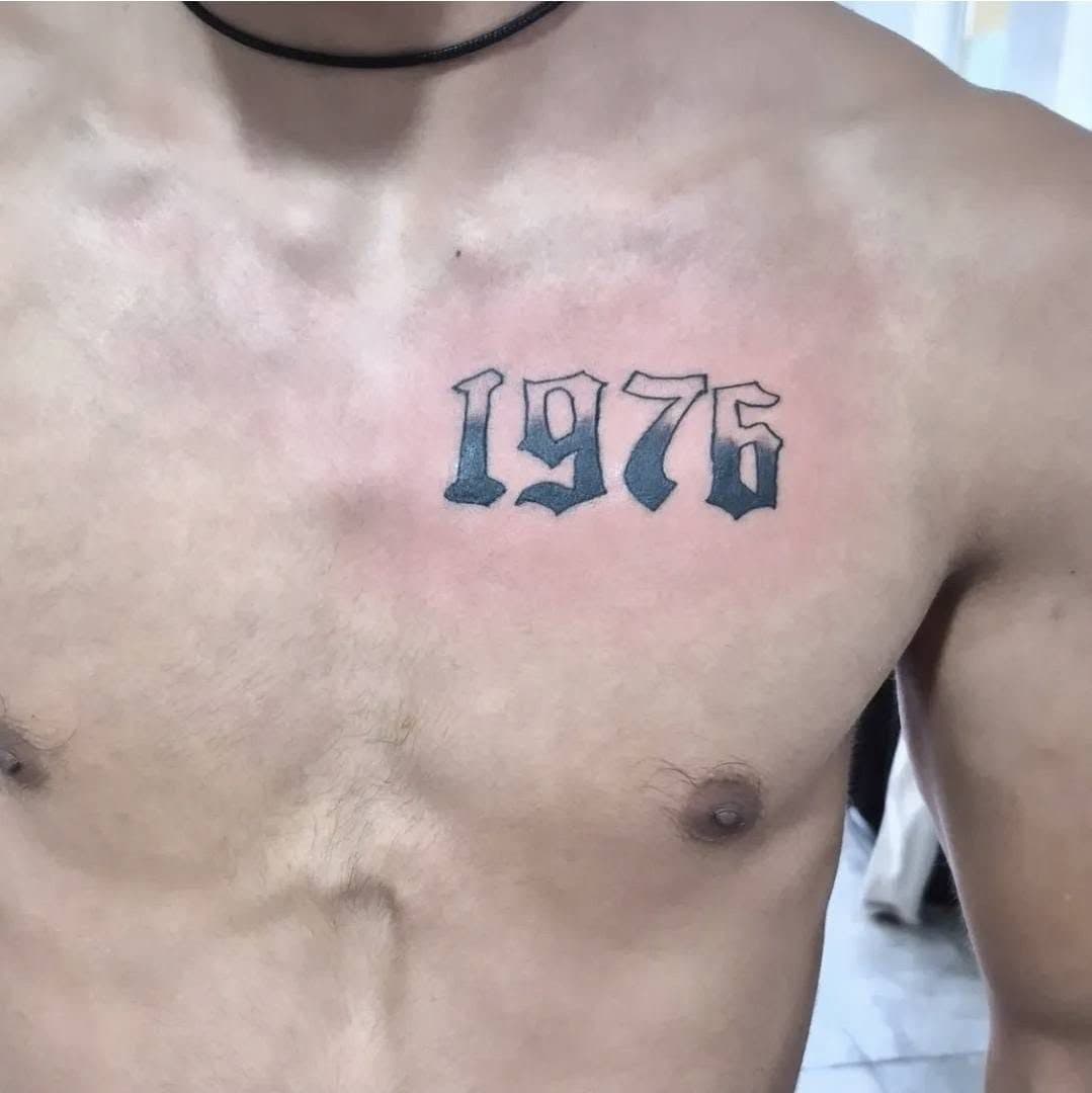 Tatuaj memorial cu cifre pe piept