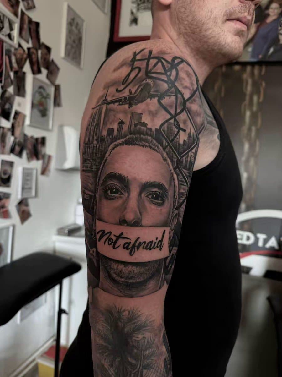 Tatuaj portret urban cu avion, stil realist