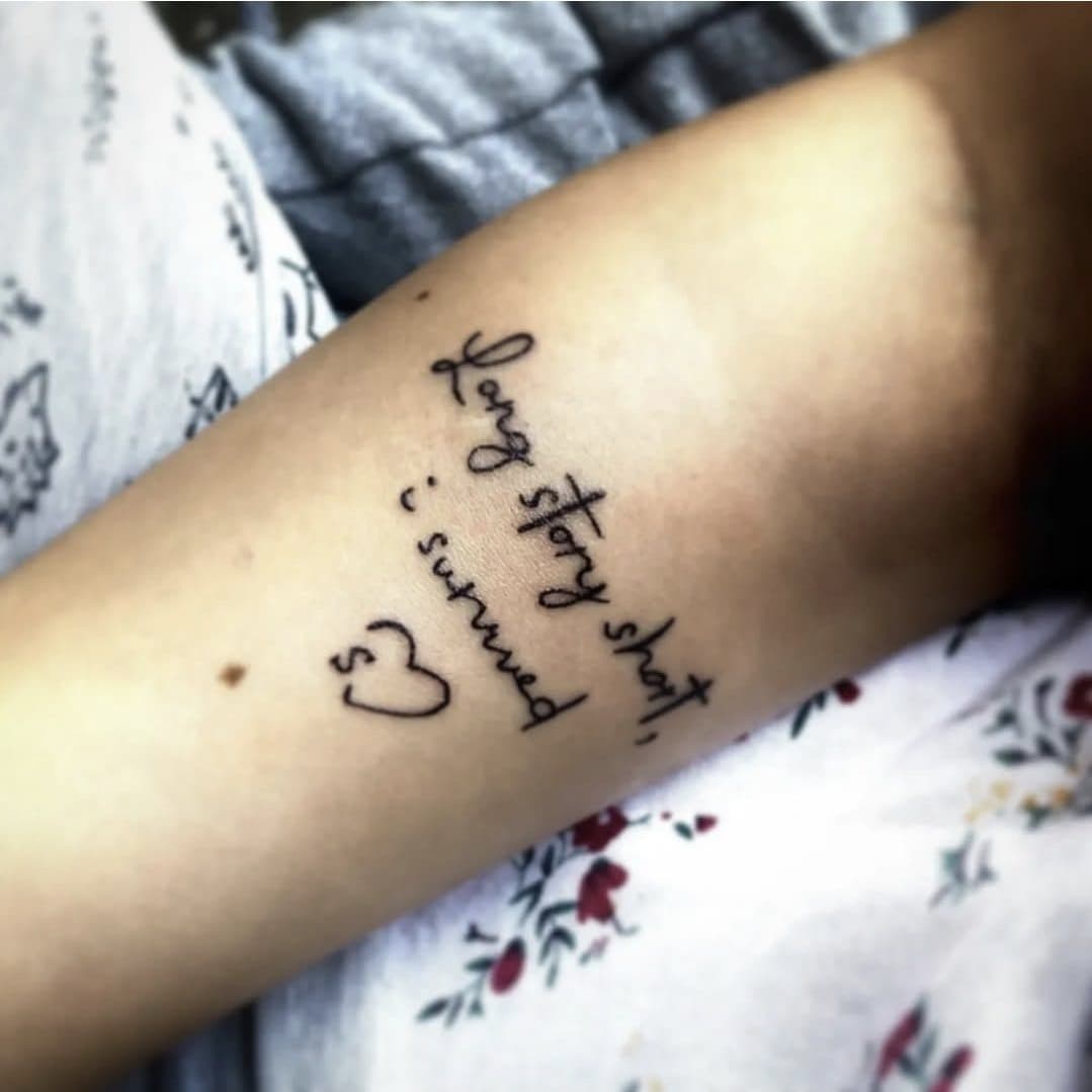 Tatuaj minimalist cu text pe braț