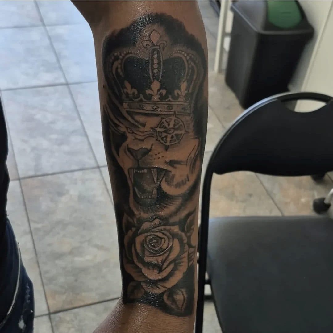 Tatuaj cu leu, coroană și trandafir